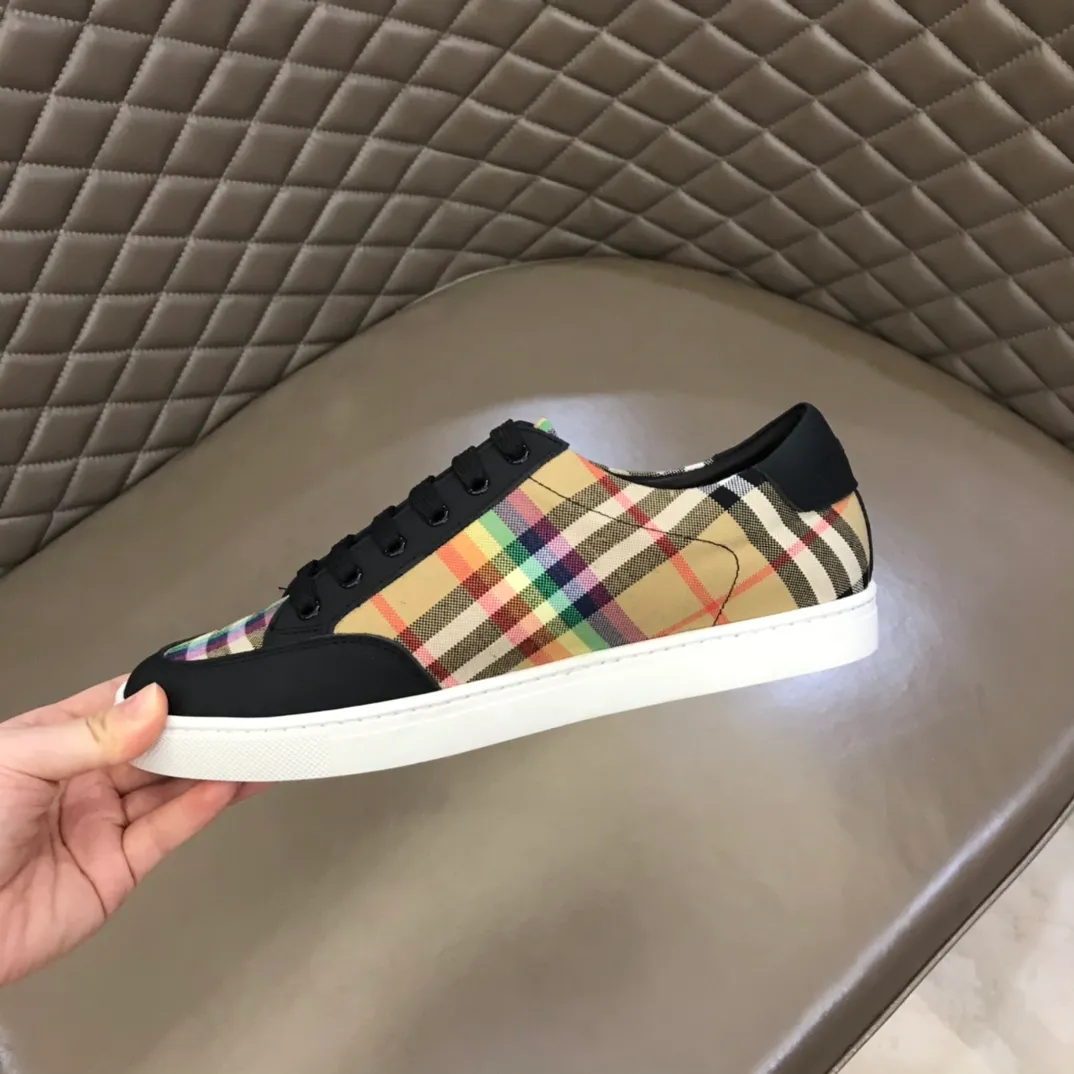 p360 "BURBERR*" men's classic low-top sneakers are reinterpreted in Vintage checkered cotton and matte calfskin, decorated with a new brand logo. First-layer sheepskin lining, embossed Burberry logo on the heel, and original TPU outsole! Size: 38-44